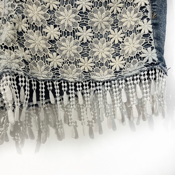Vintage lei 1990’s Jean shorts with floral crochet and fringe. size 13. - Picture 13 of 16